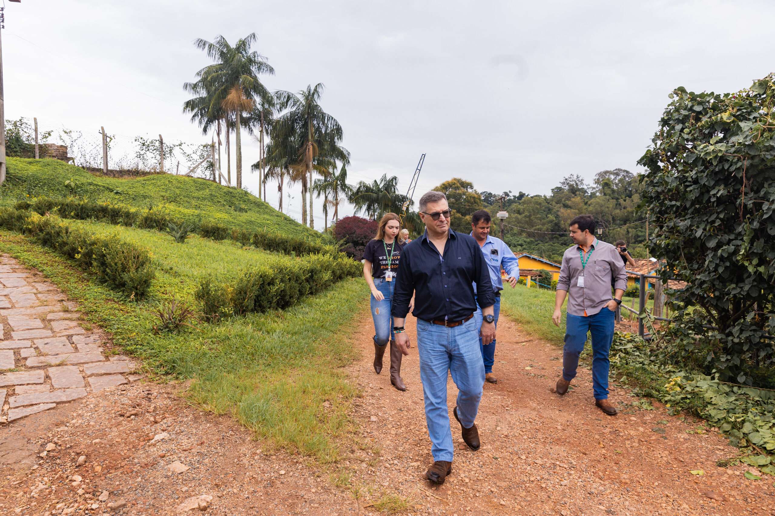 Agrisapien founder Paulo Peres inspecting the coffee farm.